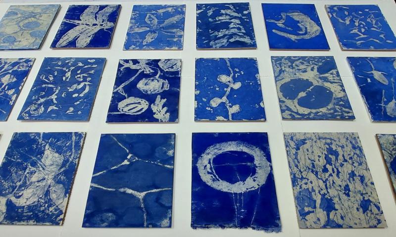 Die Serie “Blaudrucke” von Friederike Linssen, in Ölfarbe auf Tuch, spiegelt die Verbundenheit der Natur-Elemente wider. 