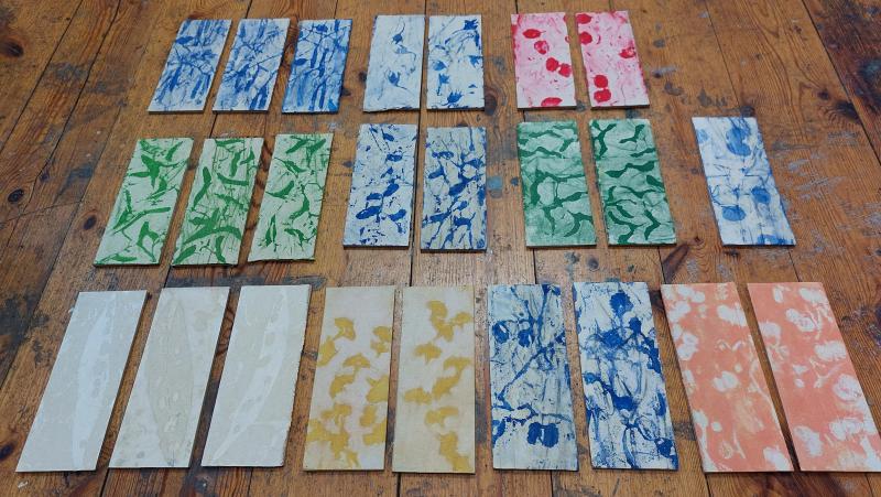 24 Abbildungen von Baumsamen-Motiven in verschiedenen Farben, Ölfarbe auf Tuch, à 10x25cm, Friederike Linssen . 