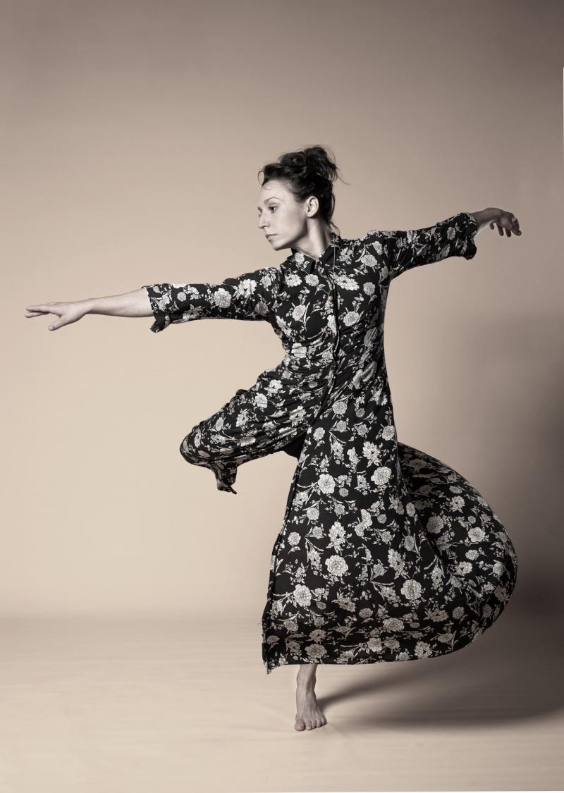 Schwarz-Weiß-Fotografie von Juliane Bauer beim Tanzen in einem geblümten Kimono