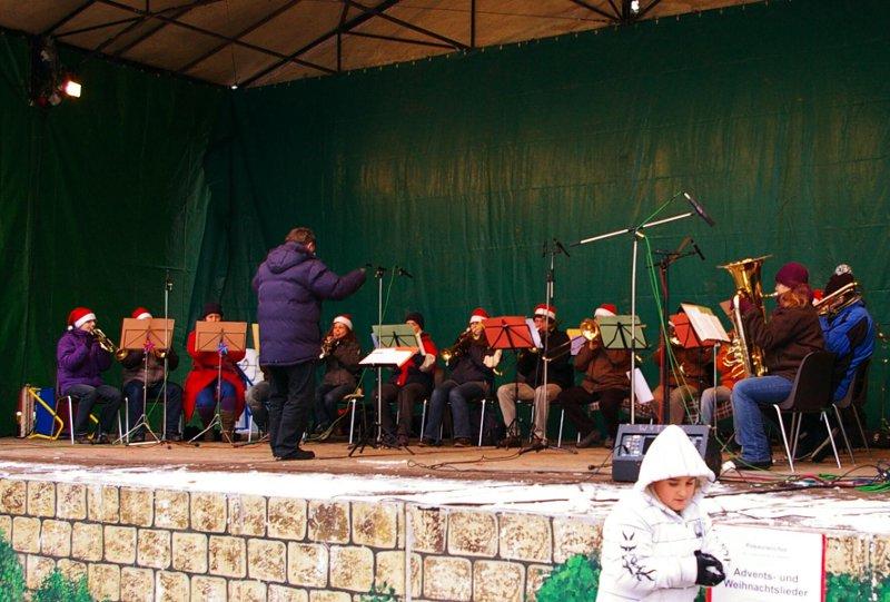 Der Posaunenchor der Paulus-Gemeinde Neukölln spielt Advents-und Weihnachtslieder auf der Hauptbühne auf dem Alt-Rixdorfer Weihnachtsmarkt