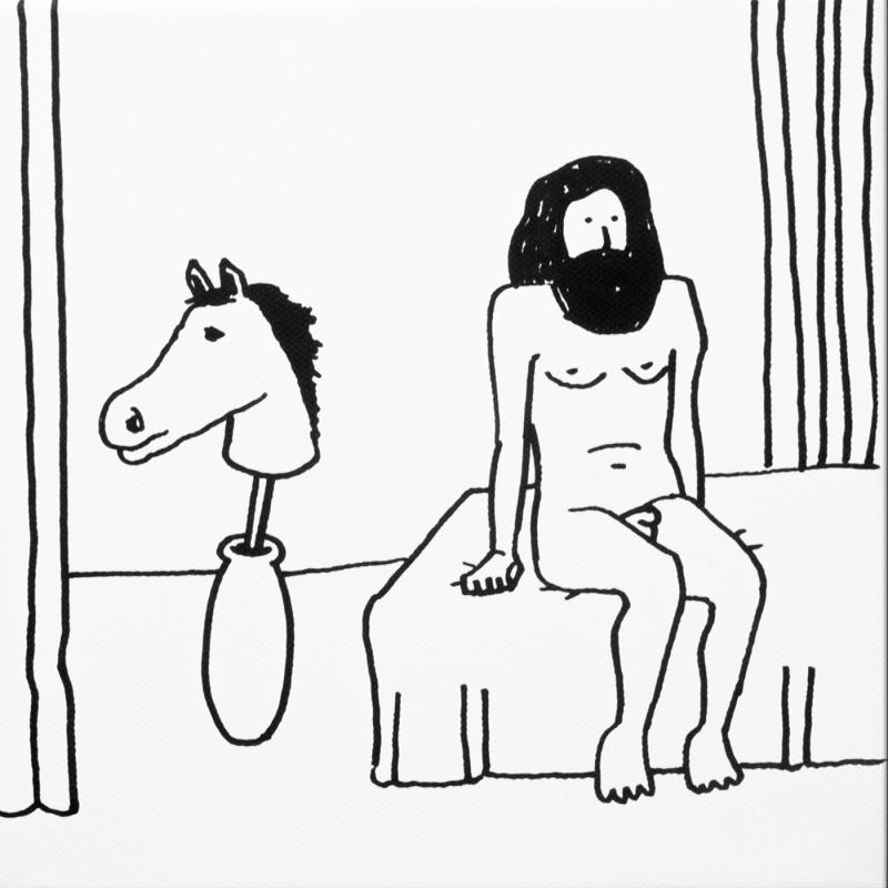 Ein Mann sitzt nackt auf einem Bett. Neben ihm ein Steckenpferd das sich von ihm abwendet. 