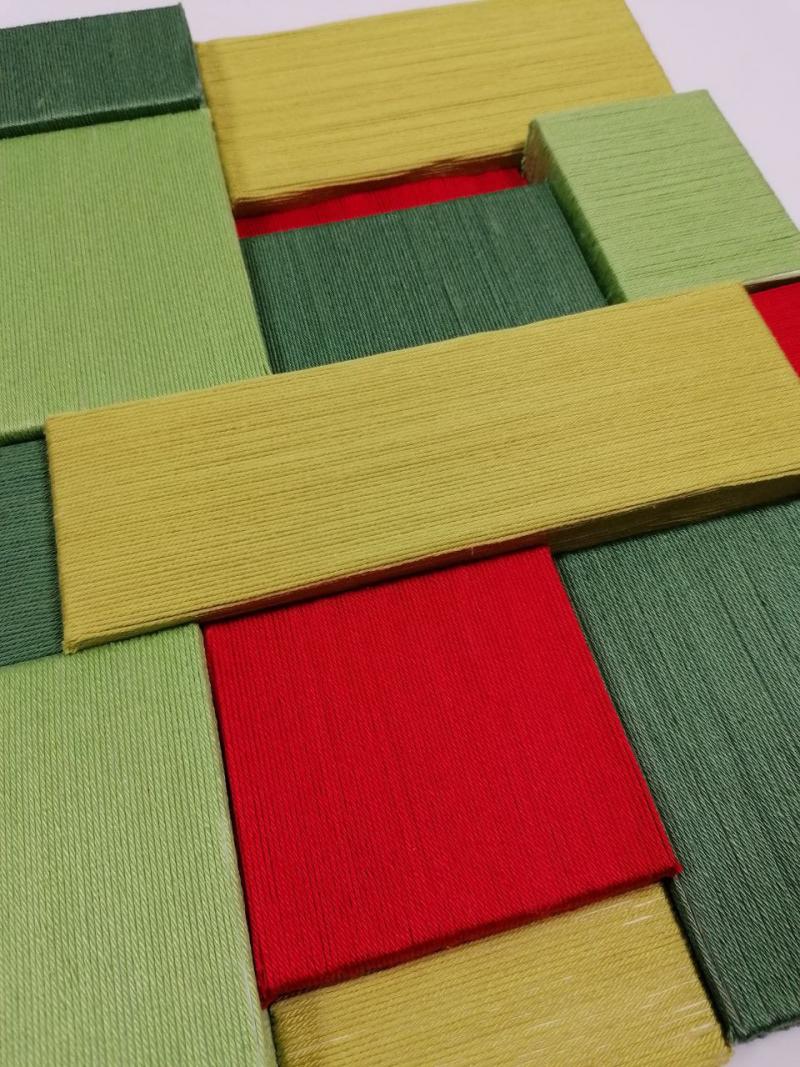 Wirrspiel: Bild aus Wollfäden und geometrischen Formen in rot und grün. Format 31 x 41 cm