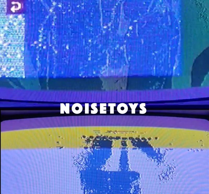 weißer NoiseToys Schriftzug vor buntem, verpixelten Hintergrund