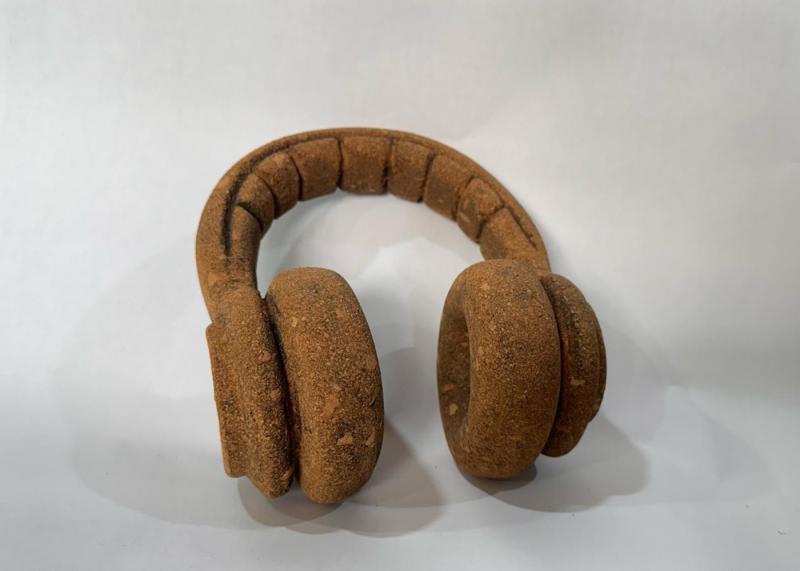 Kopfhörerskulptur aus schalldämmendem Material Kork