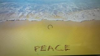 Standfotos vom Video PEACE, Sand-Schrift-Wasser-Sound, Slow Motion.