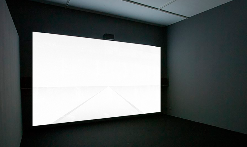 Videoinstallation Stadtsinfonie in einem abgedunkelten Raum, weiße stilisierte Landschaft mit Weg