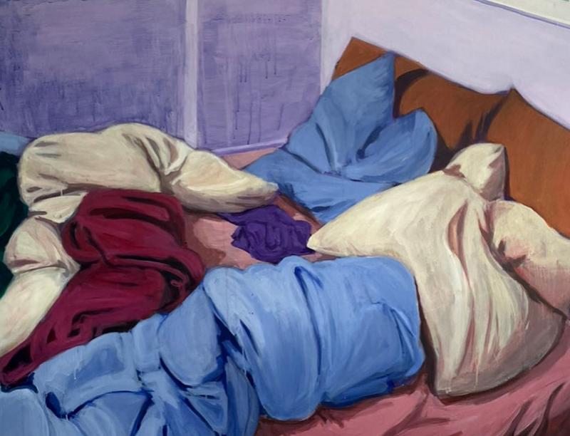 Das Bild zeigt ein benutztes Bett. Die Decken sind aufgeschlagen und zerknüllt. Die Farben sind Blau, Beige, Lila, Rosa und Orange.  