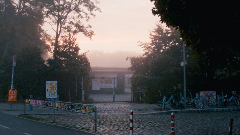 Morgendliche Szene vor dem Tempelhofer Feld.