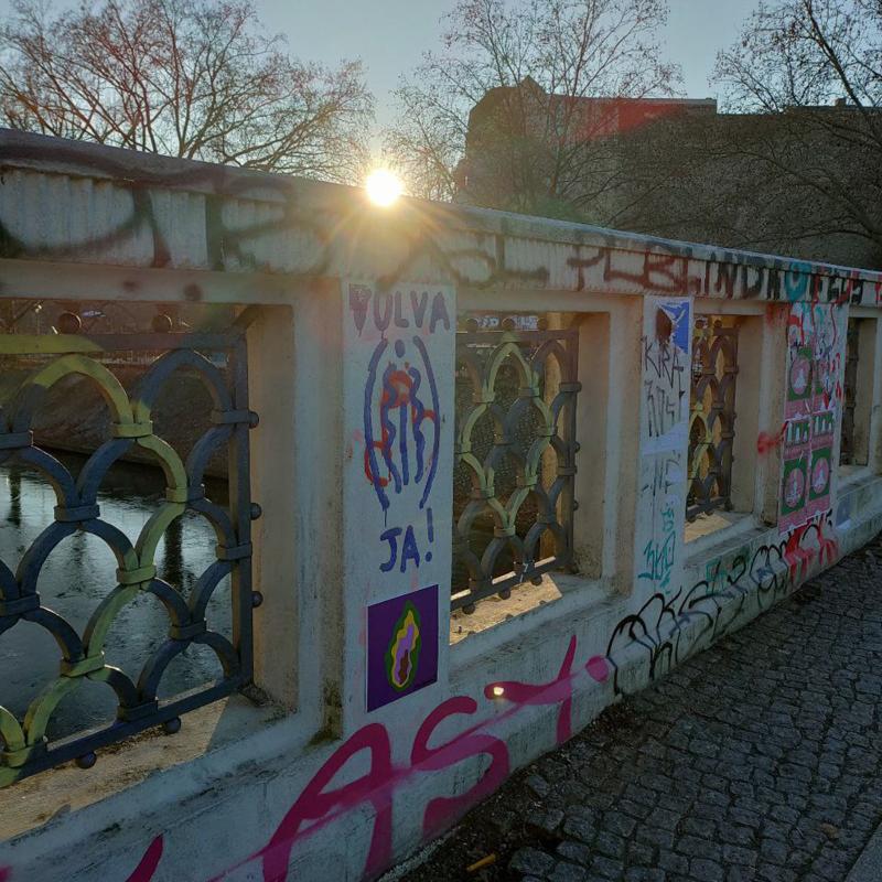 Zu sehen ist eine VULVAKACHEL an der Lohmühlenbrücke Berlin