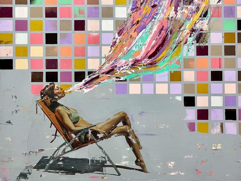 Eine Frau sitzt in einem Sonnenstuhl unter einer Wand voller Pixel