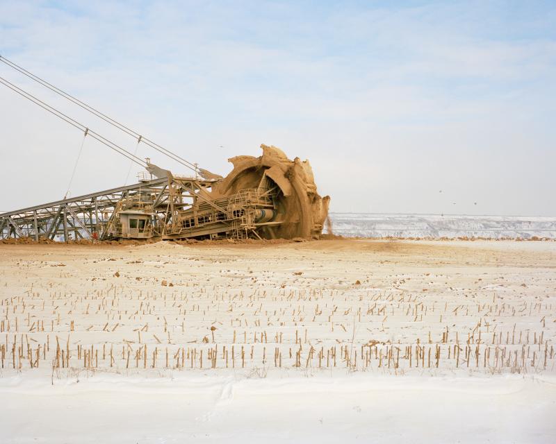 Ein riesiger Braunkohlebagger gräbt sich durch die Landschaft. 