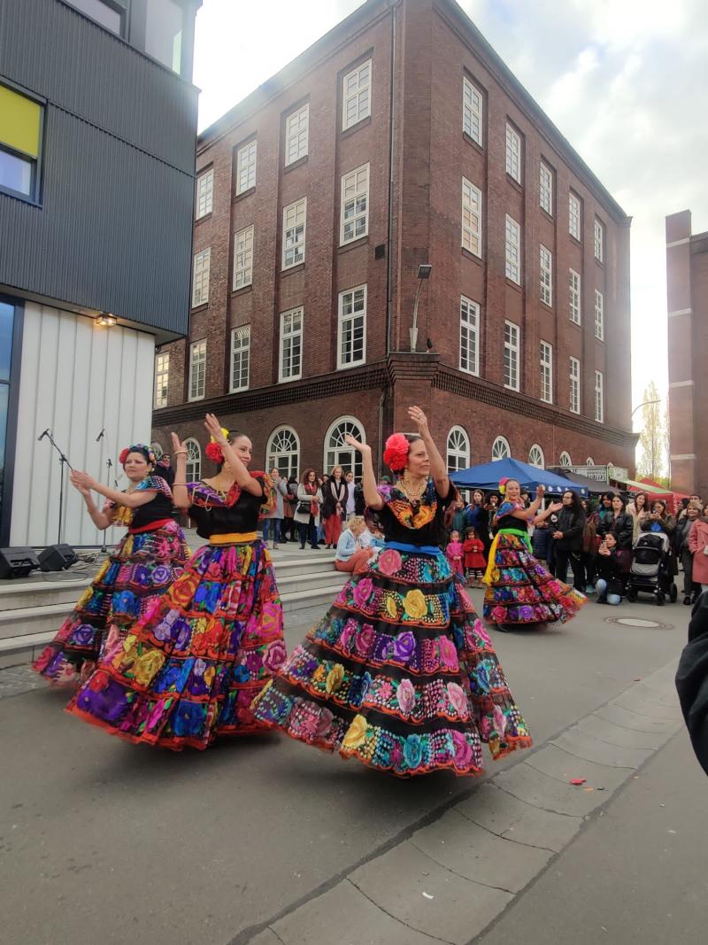 Traditionelle mexikanische Tänze auf dem Patio Latino