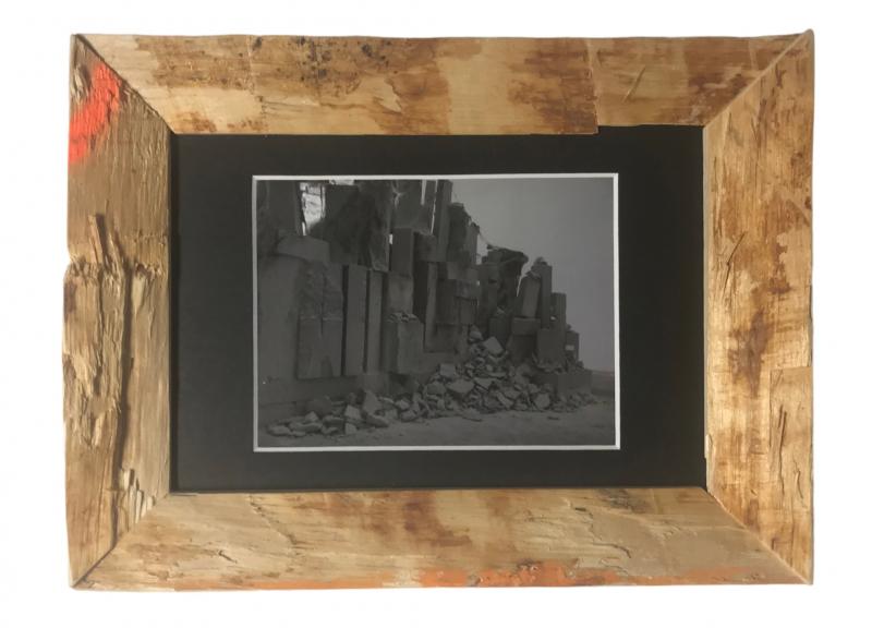 Fotografie einer Installation aus Gasbeton, gerahmt mit Rindenholz