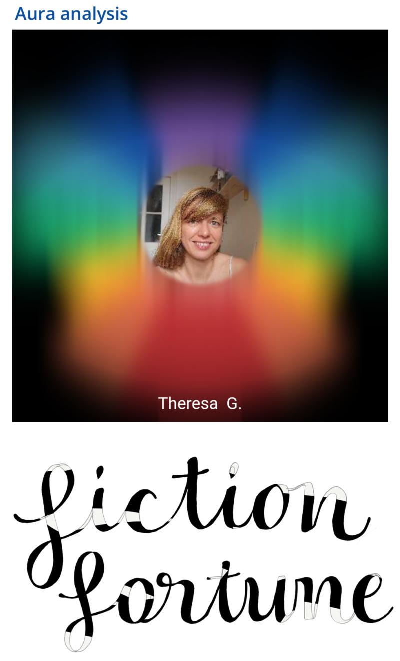 Das Bild zeigt ein Foto der Künstlerin Theresa Grieben am Tag ihrer Chakra-Messung in einem bunt leuchtenden Farbfeld – ihre eigenen Aura-Farben. Die Überschrift lautet “Aura Analysis”. Darunter ist der handgeschriebene Schwarz-Weiss-Schriftzug “Fiction Forutune” in grosser Schönschreibschrift zu lesen, dessen Oberfläche durch störende Elemente aufgebrochen ist. 