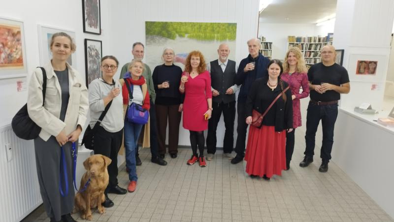 11 der 14 Künstler*innen von links nach rechts: Clara Lunow, Evelyn Bauer, Karoline Koeppel, Norbert Salzwedel, Olga Lunow, Susanne Haun, Utz Benkel, Oliver Pfützenreuter, Susanna Cardelli, Susann Eilers, Drago Ljub