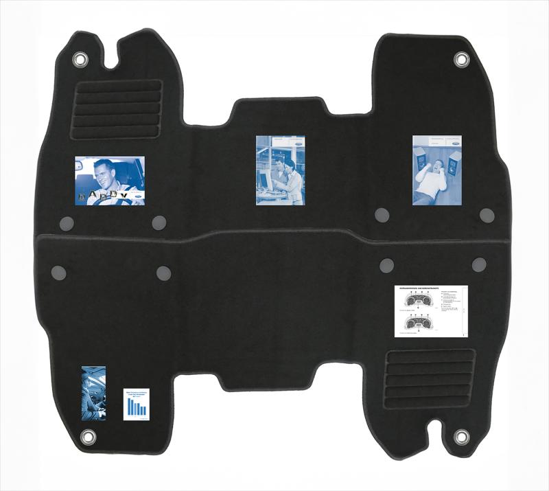 Verschiedene Seiten einer Betriebsanleitung eines Autos sind in Tuning-Automatten eingelassen.