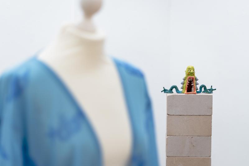  Referenzbild zur Visualisierung des Projekts. Zu sehen ist eine Keramik-Skulptur der Künstlerin aus vergangenen Ausstellungen. 