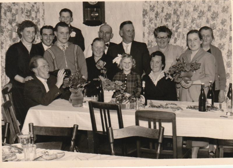 Privates Gruppenfoto einer Familienfeier