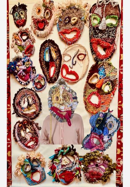 Die Masken, die es uns ermöglichen, mit Erwartungen, sozialem Status, Bedingungen und der Interpretation einer Rolle „zu spielen“.