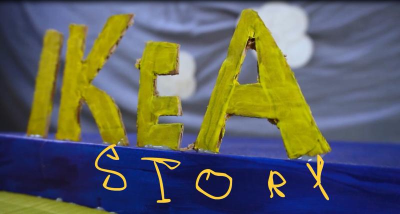 Filmstill eines IKEA-Modellschilds mit der Aufschrift „Story“ darunter