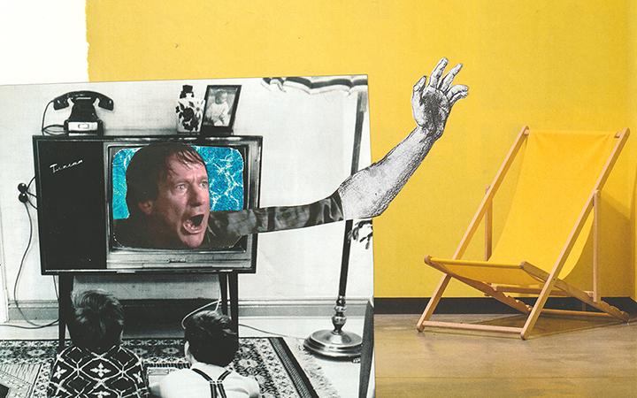 Das Bild ist ein Ausschnitt einer analogen Collage. Es zeigt zwei Jungen, die vor dem Fernseher liegen, um einen Film zu schauen. Aus dem Gerät kommt eine Filmfigur heraus, die den Arm ausstreckt, mit ängstlichem Blick und offenen Mund. 