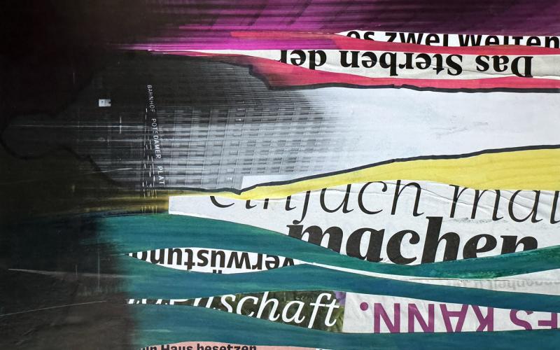 Das Bild ist ein Ausschnitt einer analogen Collage. Es besteht aus einem Schwarz-weiß-Foto (Original von Nikita Pishchugin) vom Potsdamer Platz, das mit Wortfetzen und bunten Farben durchbrochen ist.