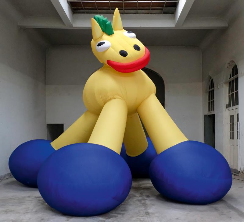 Aufgeblasenes Pferd