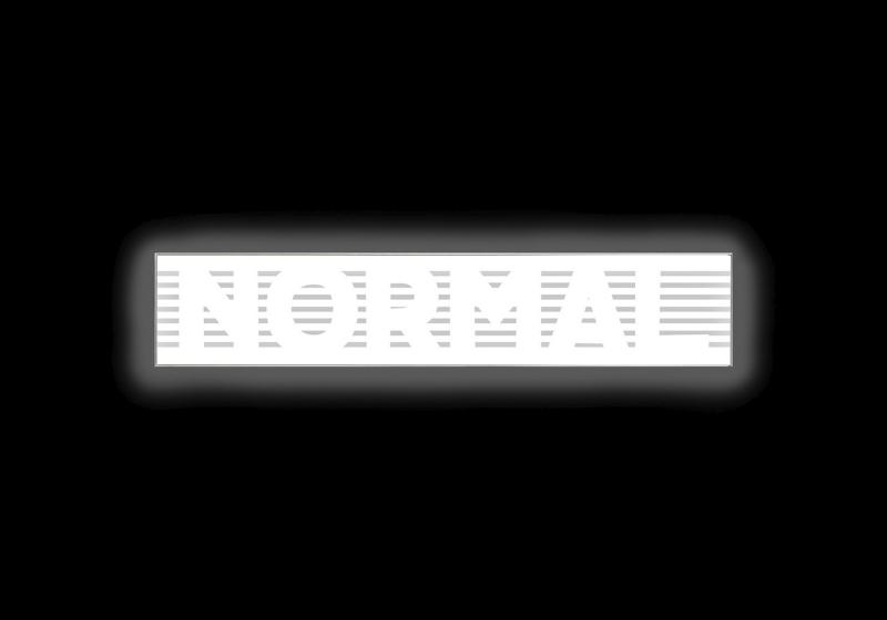 Auf einem weißen Werbeleuchtkasten erscheint durch dunklere Querstriche die Illusion des Wortes NORMAL. 