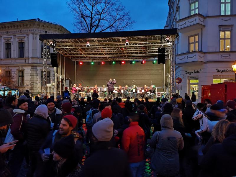 Der Posaunenchor spielt auf dem Alt-Rixdorfer Weihnachtsmarkt