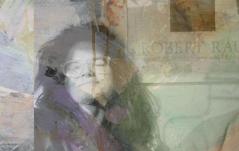 Schwarz Weiß Porträt einer Frau, die lockige volle Haare hat, ihre Augen geschlossen hat und lächelt. Das Foto ist mit abstrakter Malerei mit Pastelltönen transparent überlagert.