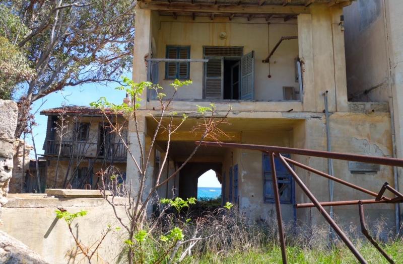 Varosha, eine Geisterstadt in Famagusta, Zypern, wurde 1974 verlassen und blieb seither unberührt. Einst ein florierender Ferienort, ist sie heute ein Symbol für die bewegte Geschichte der Insel.