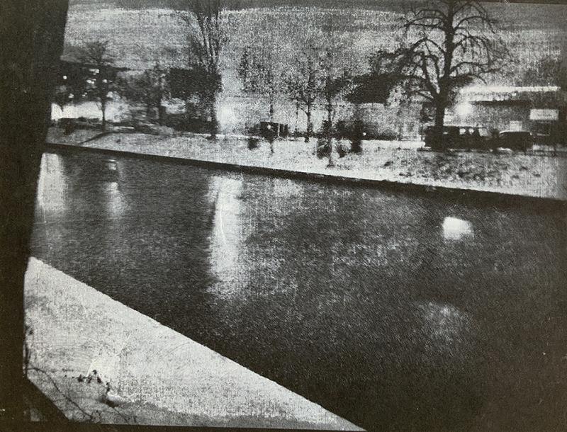 Auf dem Bild ist ein Kanallandschaft zu sehen. Das Bild ist in schwarz weiss und wirkt durch die grobe Auflösung nostalgisch.