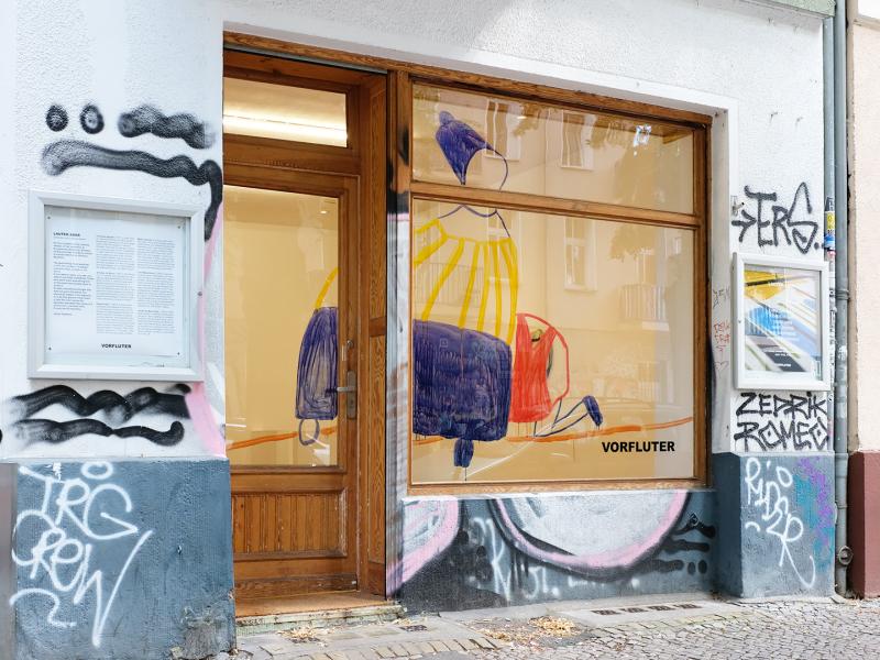 Außenansicht Vorfluter Projektraum, Fenstermalerei von Solweig de Barry, 2024