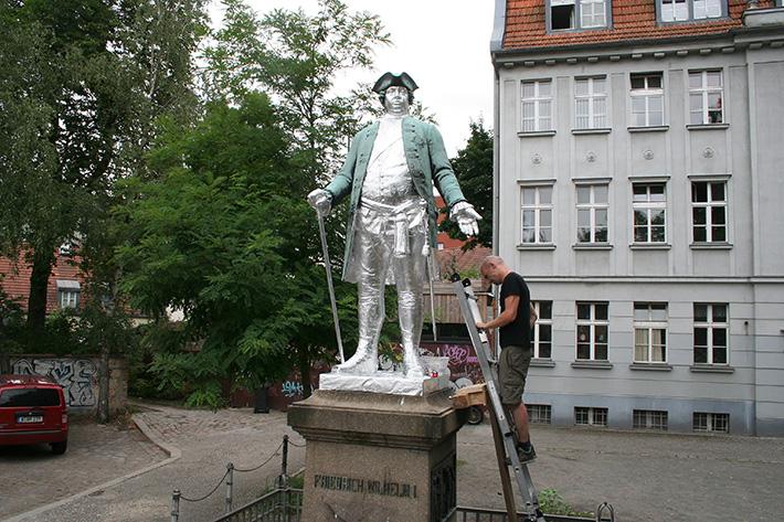 eine Skulptur vor einem Gebäude