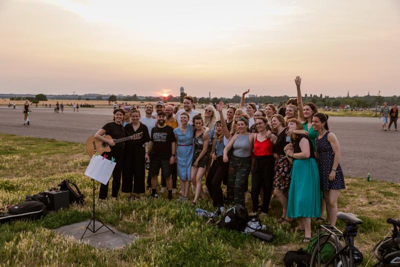 Gruppenfoto vom Chor auf dem Tempelhofer Feld