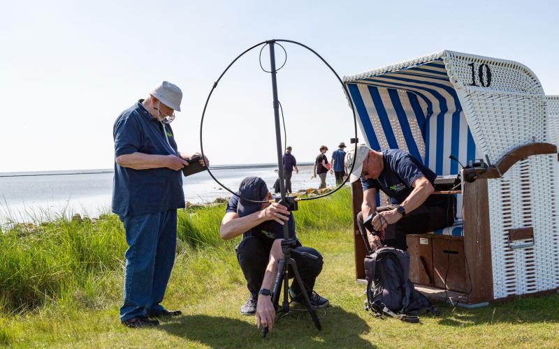 Ein Foto aus der Ausstellung zeigt 3 Amateurfunker auf Hallig Hooge