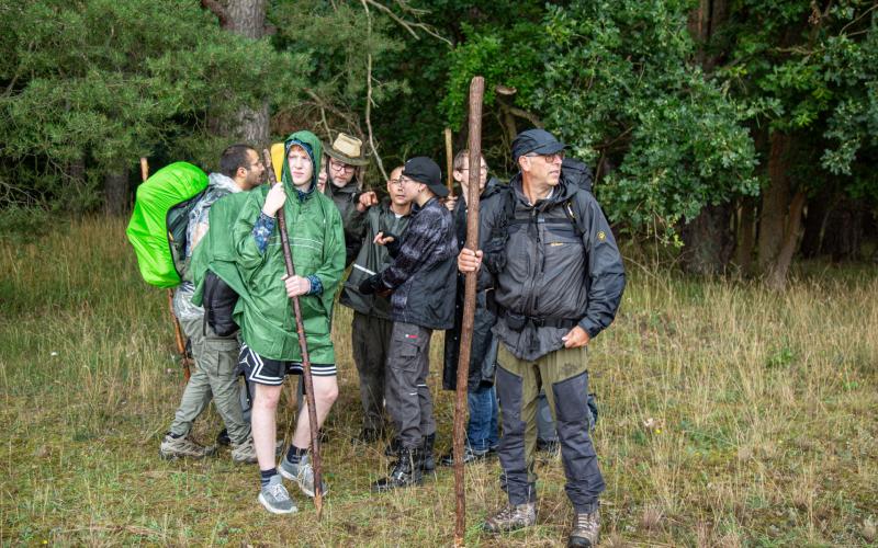 Ein Foto aus der Ausstellung zeigt eine Gruppe von Teilnehmenden eines Survivaltrainings