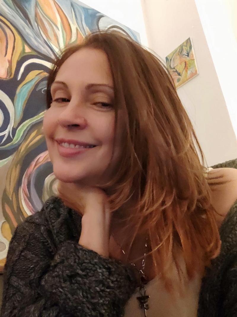 Journalistin & Künstlerin Vicky-Esperanza Prieto mit einem Ihrer Bilder