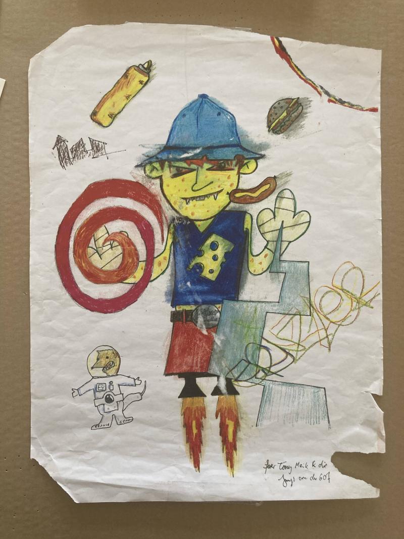 Ein bunter, skurriler Charakter mit Jetpack, Hotdog im Mund und umgeben von Fast Food, einem Astronauten und Graffiti – eine wilde Collage voller Fantasie.