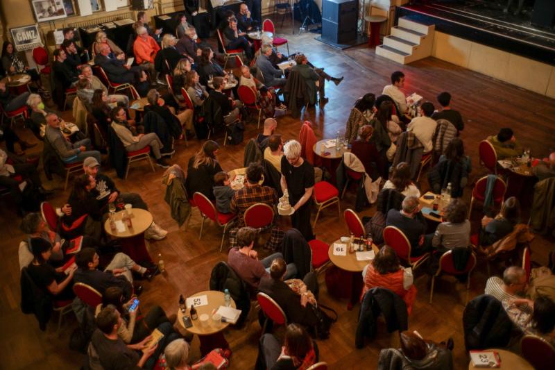 das Publikum im Theater Heimathafen Neukölln während der Dead Darlings Versteigerung in 2021