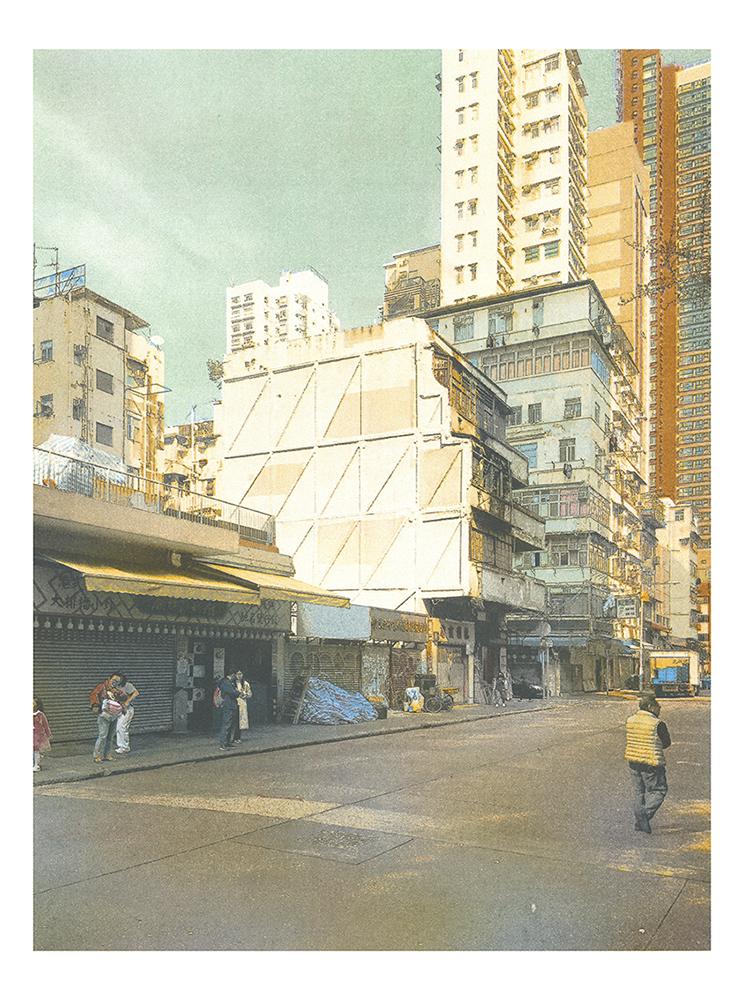 Das Bild zeigt eine Strassenszene in Hong Kong, wobei bei einem Gebäude noch Spuren von dem Nachbarsgebäude zu sehen ist, dass abgerissen wurde.