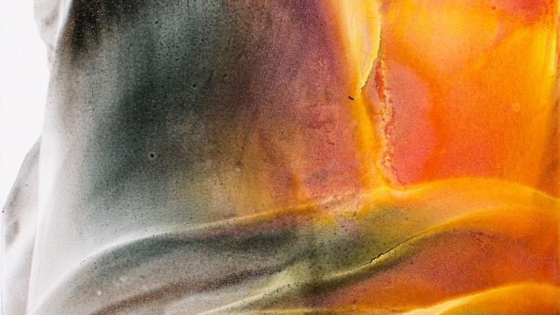 Sich nach oben bewegende lava ähnliche Masse in grün und orange. Eisenoxidschwarz, Tinte, Kupfer, Aluminium auf Papier
