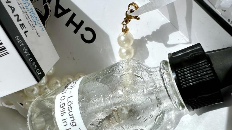 schwarz weises Foto mit einer Laborpipettenflasche, CHANEL Verpachung