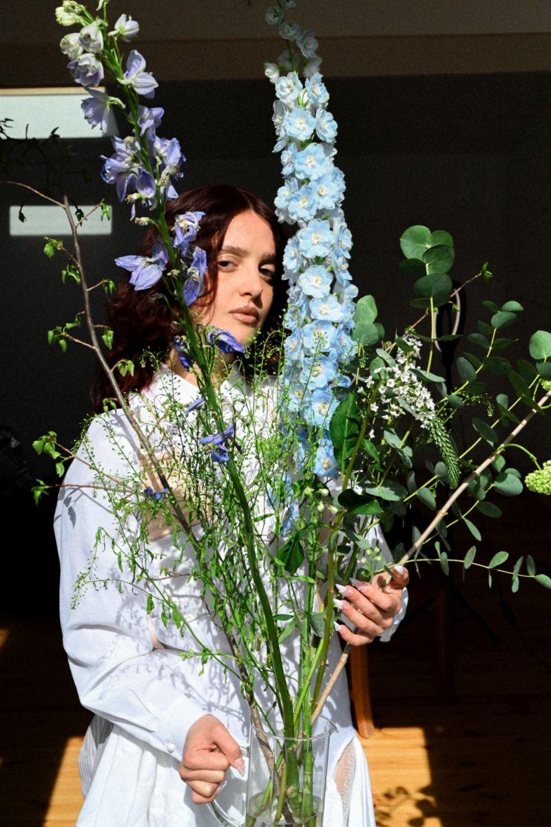 Frau mit Blumen