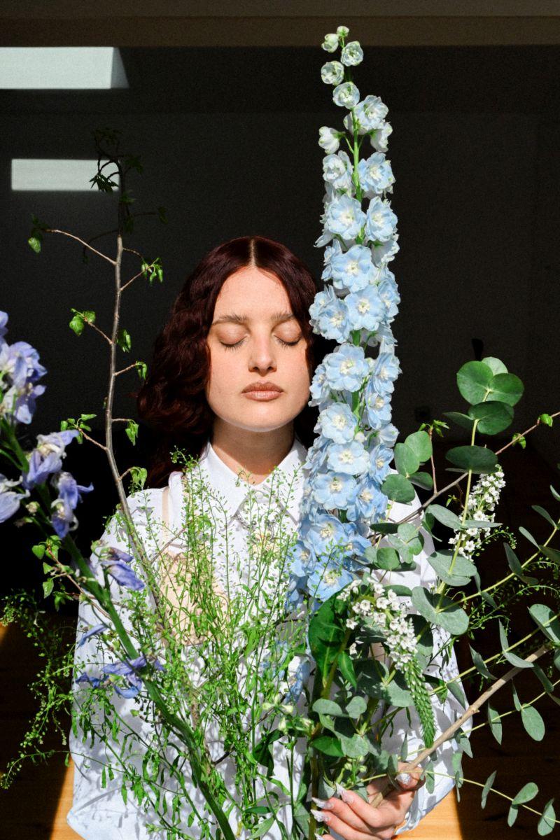 Frau mit Blumen 