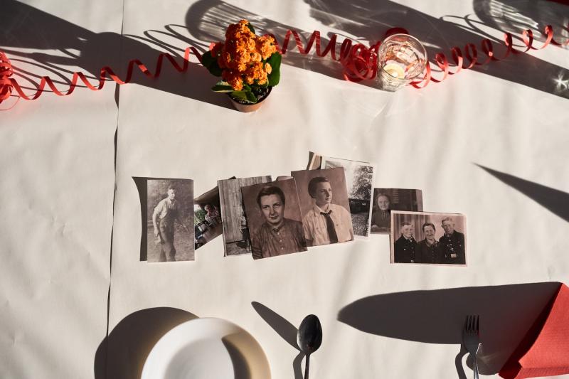 Fotografien auf einer Tischdecke 