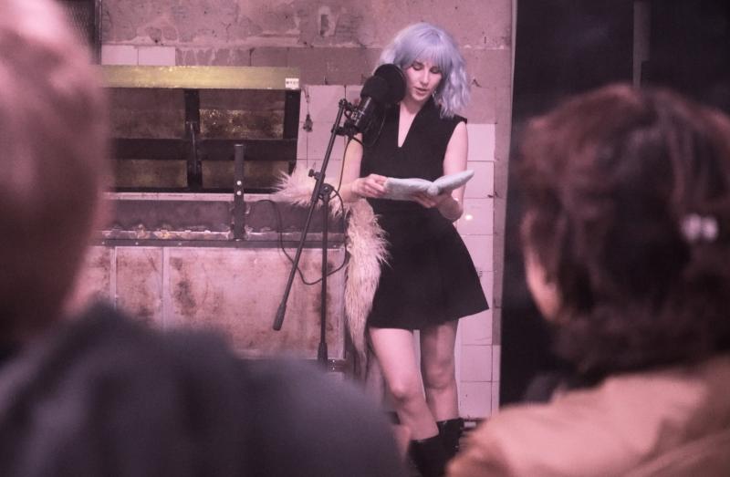 Christina Nevada bei einer Hormone High Podcast Lesung