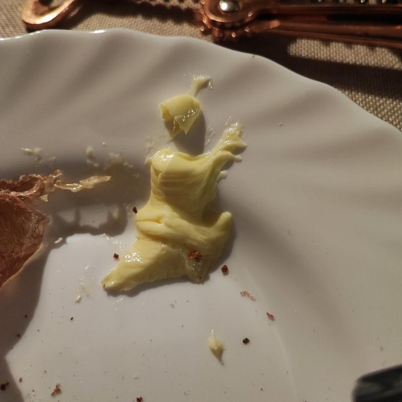 zu sehen ist ein Butterrest auf einem Teller, der wie eine Figur aussieht