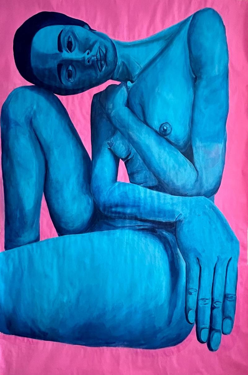 Pinker hintergrund komplett gefüllt, eine weiblich gelesen Figur in blau Tönen nackt, sitzt mit einem Bein angewickelt, den Kopf anlehennd ans Knie, einen Arm verschrenkt über die gegenüberliegende Schulter, der andere Arm hängt gelassen über den Oberschenkel mit der Hand ganz vorne rechts im Bild hängend. Leicht verzogen. Der Gesichtsausdruck (zum Betrachter gewendet) etwas starr und fast emotionslos.  