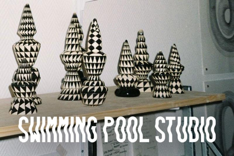 Swimming Pool Studio Ausstellungsansicht: Myriam Perrot, Sommets, 2024, painted glazed ceramics